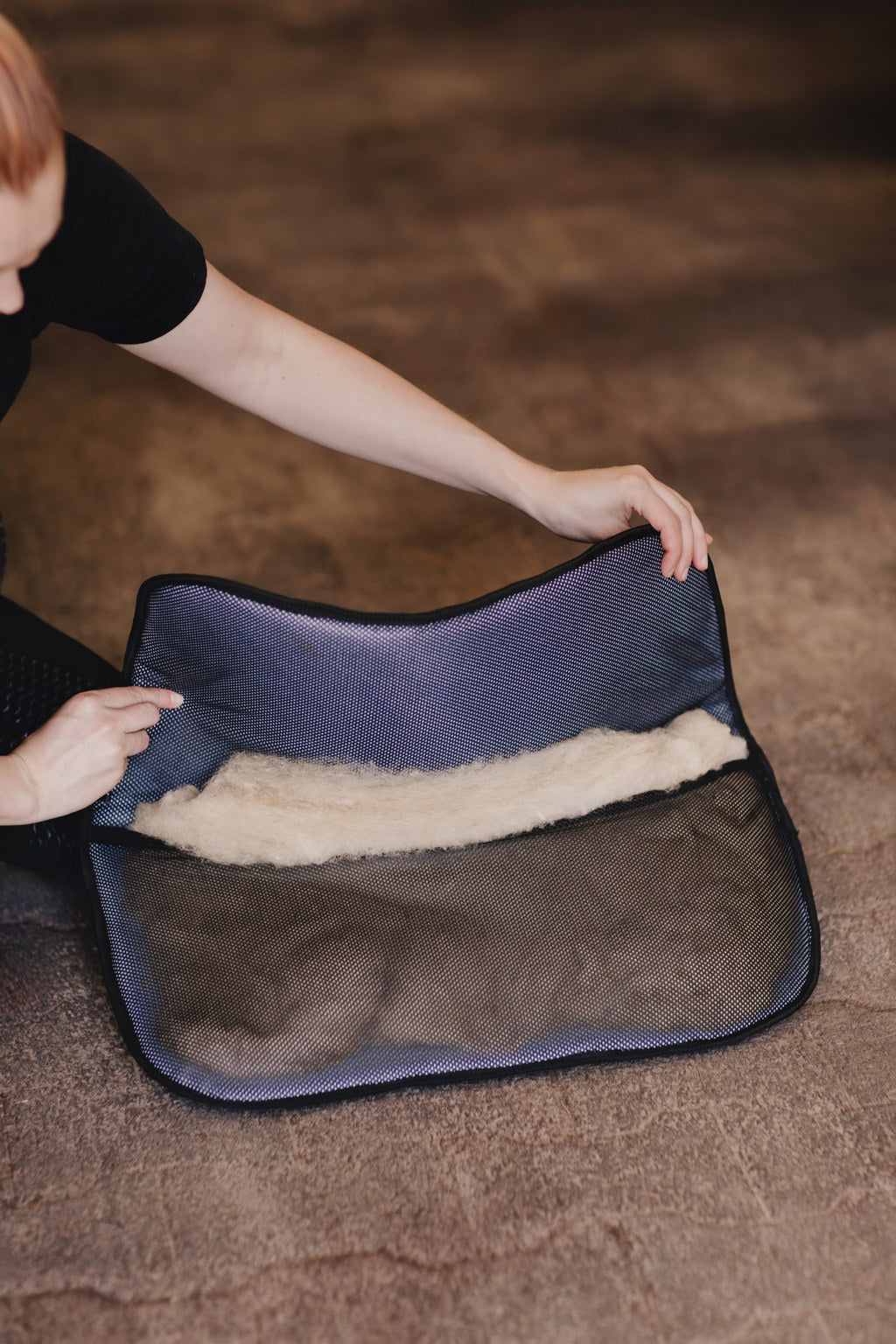 raakavilla-hoitaa-hevosta